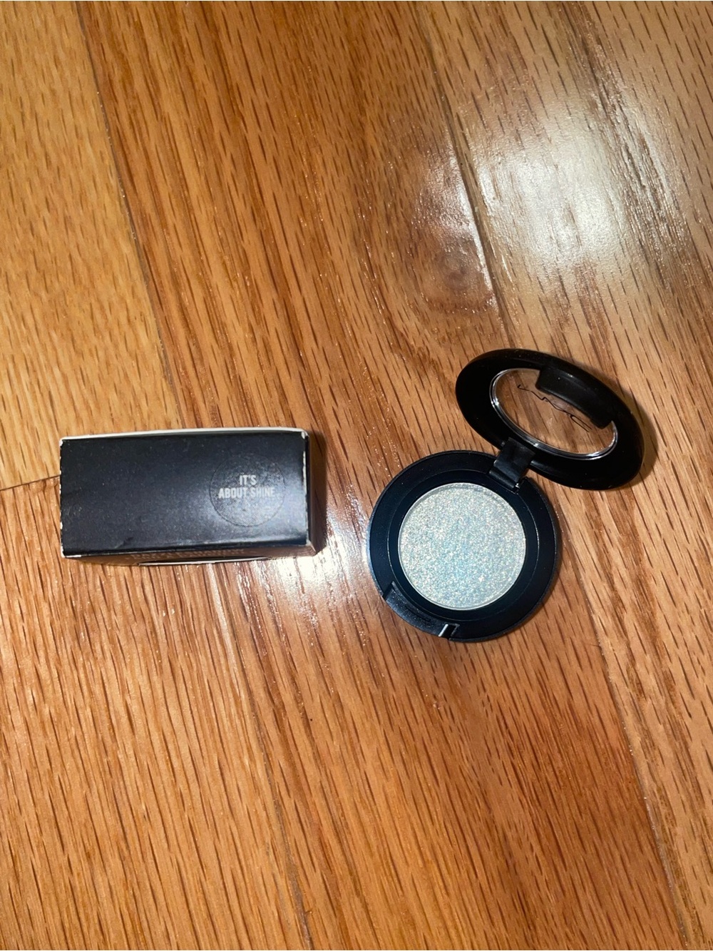 MAC Cosmetics Dazzleshadow Shimmer Eyeshadow - it’s about shine - Picture 2 of 3